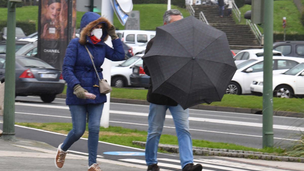 Capuchas y paraguas en A Coruña.