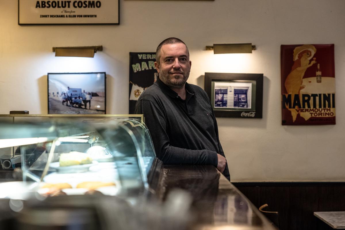 Salva Vendrell, nuevo presidente del Gremi de Restauració de Barcelona, sentado en su bar Marcel de la calle Santaló