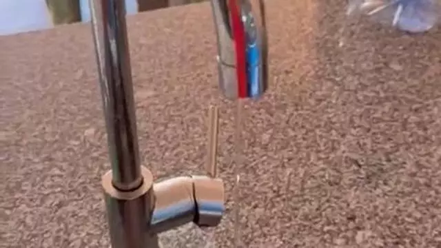 Vídeo | Esta es la presión de agua de uno de los establecimientos en María Auxiliadora
