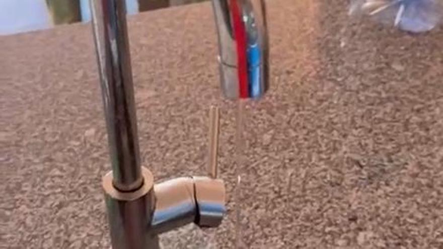 Vídeo | Esta es la presión del agua de uno de los establecimientos en María Auxiliadora