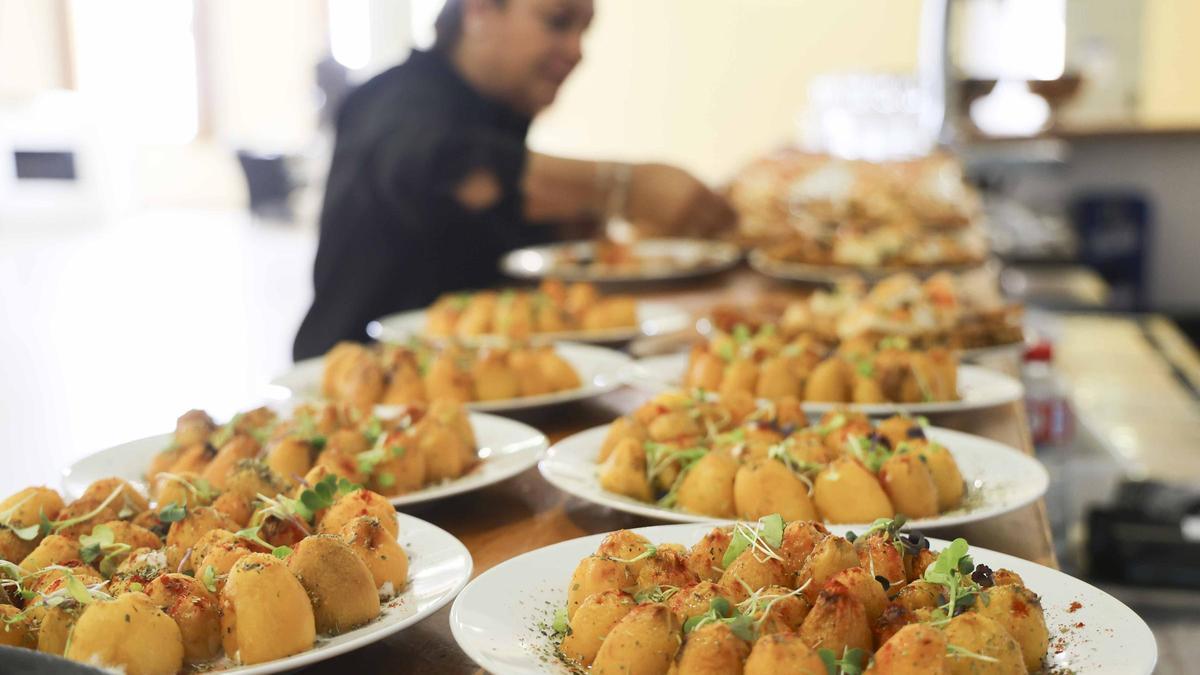El níspero de Callosa d'en Sarrià, eje central del menú presentado por el restaurante Vinomio de La Nucia.