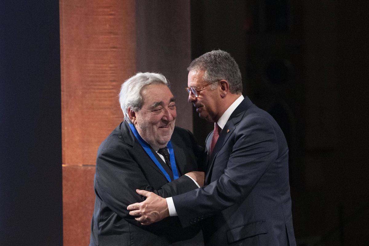 El arquitecto Eduardo Souto de Moura saludado por el presidente de Portugal, Antonio José Seguro, después de recibir la medalla de oro de la Unión Internacional de Arquitectos UIA 2026 en la Sagrada Familia. Barcelona, 30 de junio de 2026. Fotografía de Ferran Nadeu