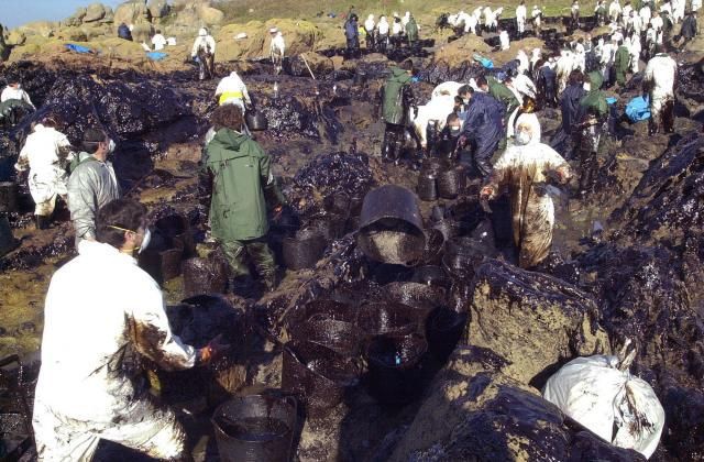 La costa de O Grove no solo se llenó de chapapote en diciembre de 2002, sino también de gente trabajando unida. Un mar de voluntarios en el que empezaron a verse mascarillas como las usadas dos décadas después frente al COVID.