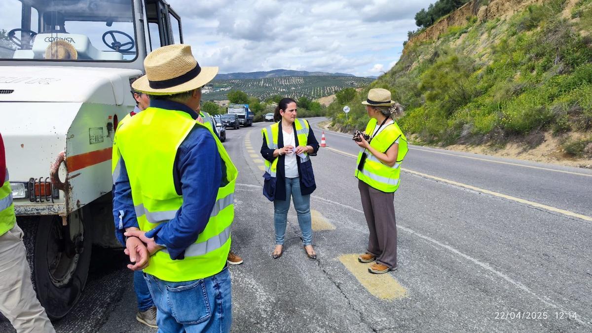 La delegada de la Junta Carmen Granados, en su visita a las obras de la carretera A-339.