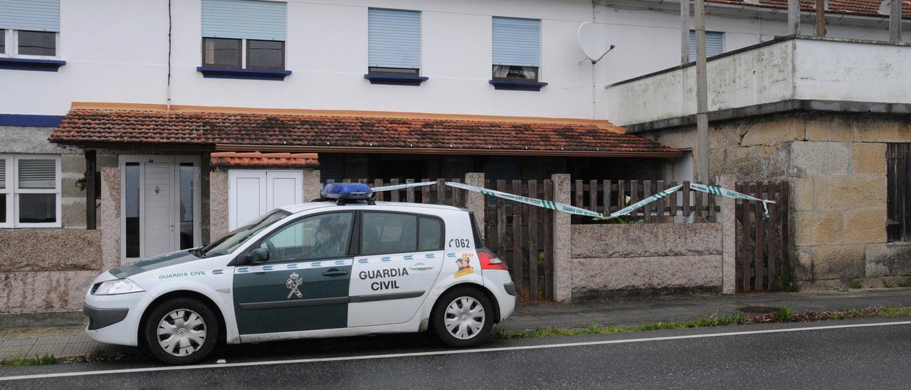 La Guardia Civil delante de la vivienda en la que apareció el fallecido.