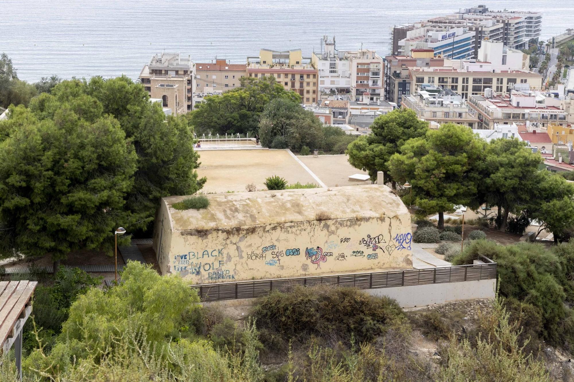 Mal estado y suciedad en el parque de la Ereta en Alicante