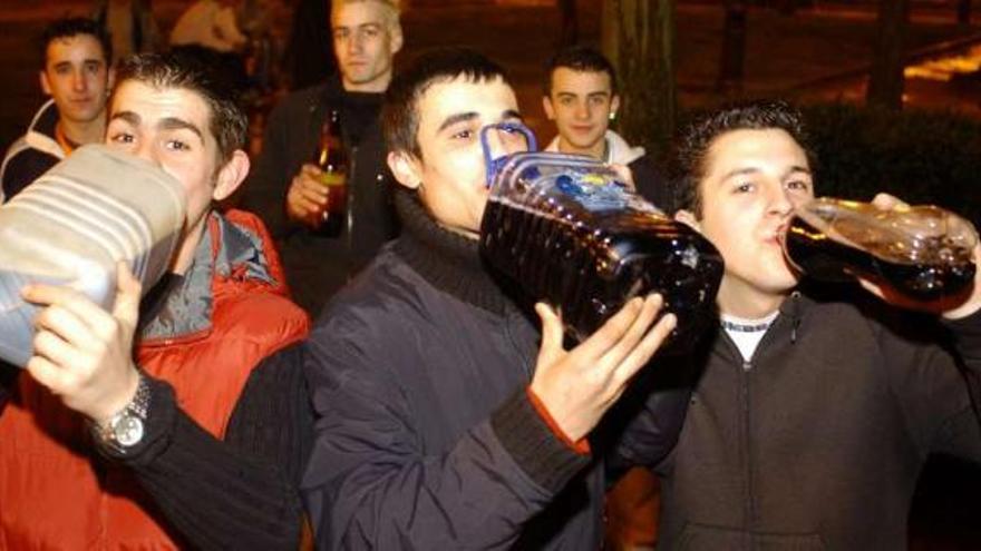 Jóvenes en una noche de botellón en Ourense.  // Iñaki Osorio