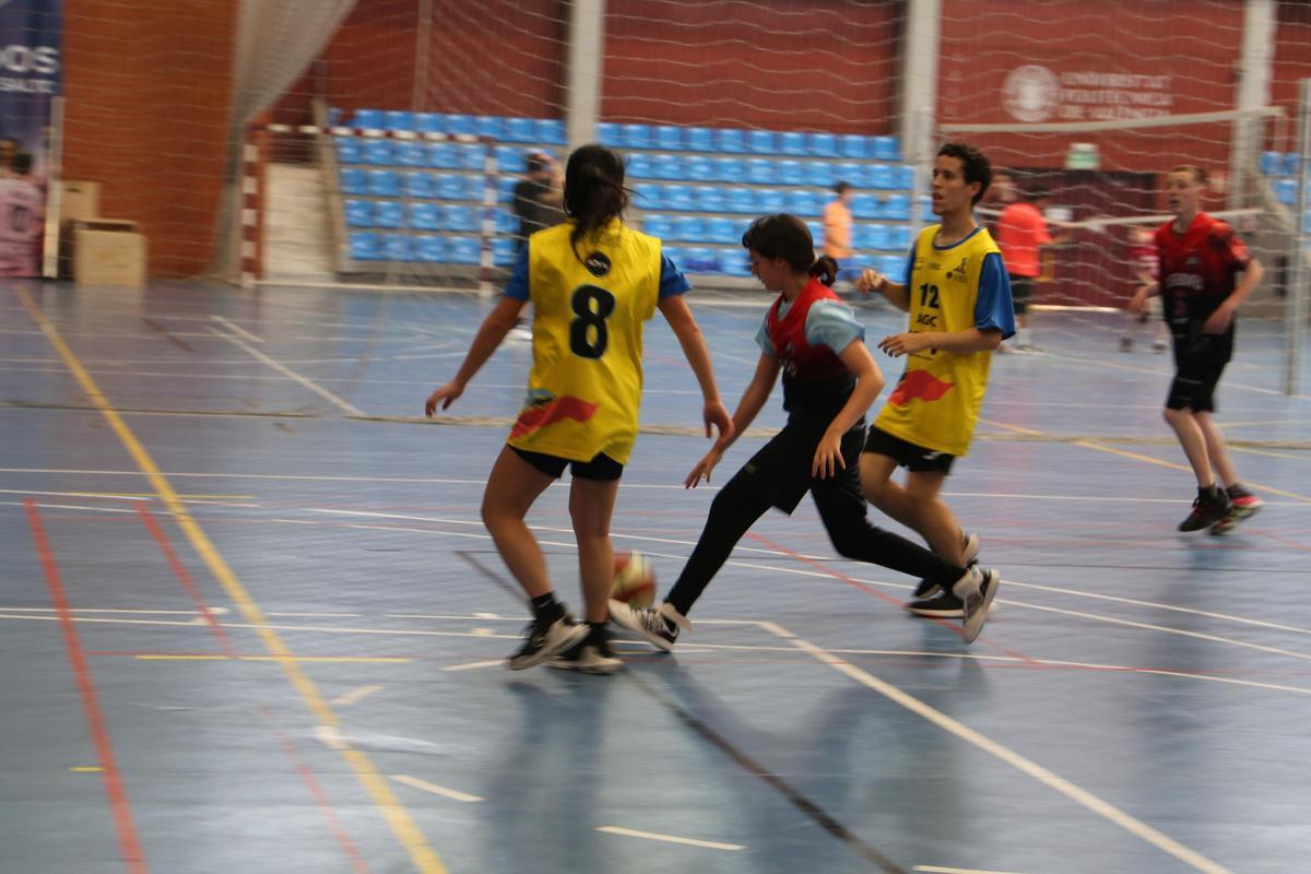 Jugadores en una jornada de deporte inclusivo.