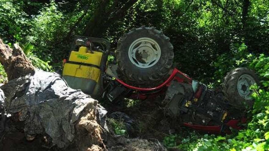 Un tractor volcado tras un accidente .