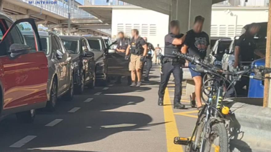 Die Polizei hat die Männer im Hafen festgenommen.