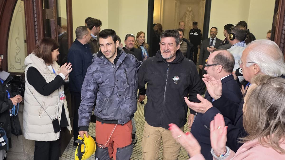 Los pirotécnicos entraron en el Ayuntamiento entre vítores