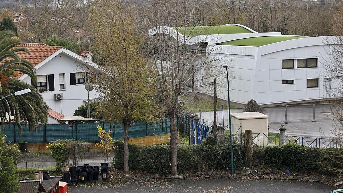 Estación depuradora de El Pisón, a la derecha, junto a uno de los chalés. | Marcos León