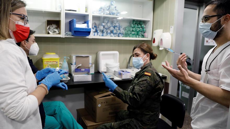 Sanidad fija por ahora el refuerzo a menores de 65 a los seis meses del contagio.