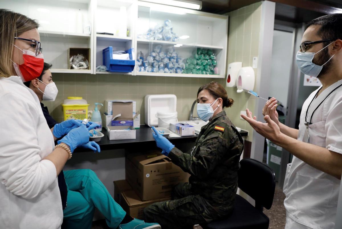 Sanidad fija por ahora el refuerzo a menores de 65 a los seis meses del contagio.