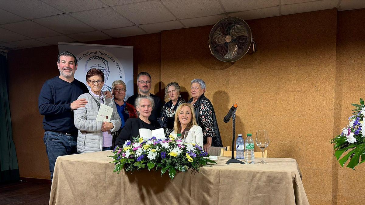 Carmen González, sentada á dereita, con directivos da Asociación Francisco Lorenzo Mariño.