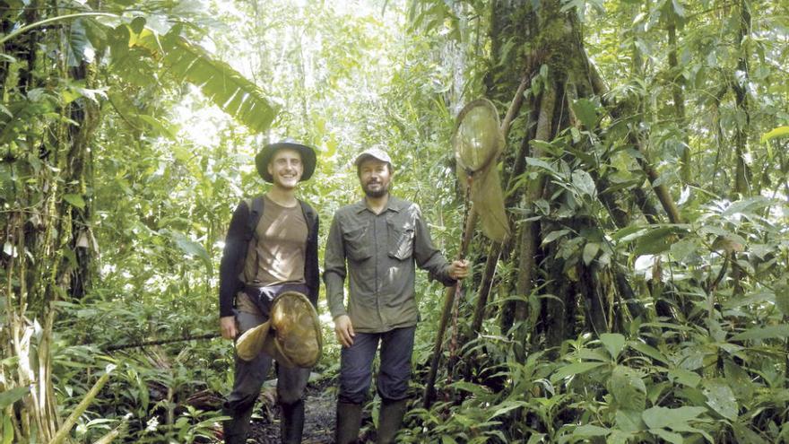 El doctorando Iago Sanmartín y Adolfo Cordero, durante un viaje anterior a la Estación de Jatun Sacha, en el Amazonas ecuatoriano.