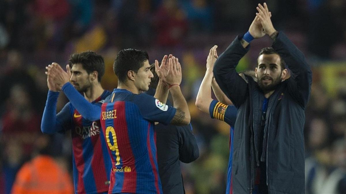 Los jugadores del Barça aplauden al público tras el partido de vuelta de las semifinales contra el Atlético