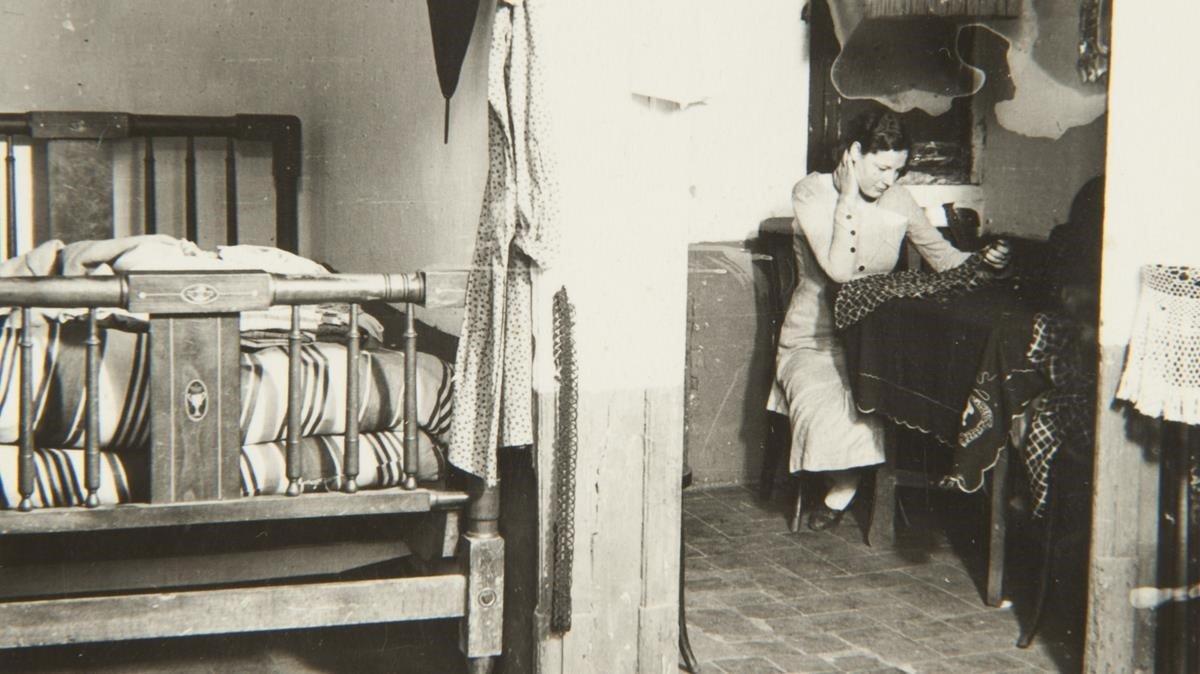 Mujer en el interior de una vivienda de la calle del Arc del Teatre, 4 de enero de 1932.