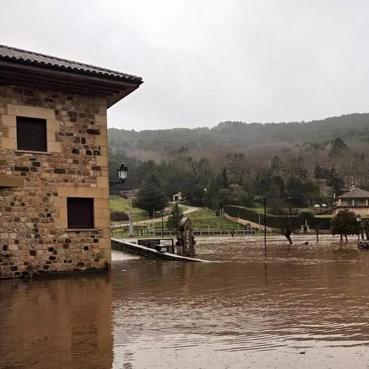 La plaça de Salduero, negada després de l’última crescuda del Duero, la setmana passada.  | EL PERIÓDICO