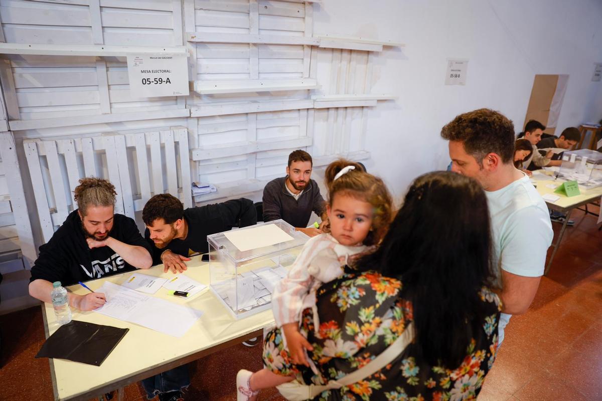 Jornada electoral en el mercado de Galvany de Barcelona