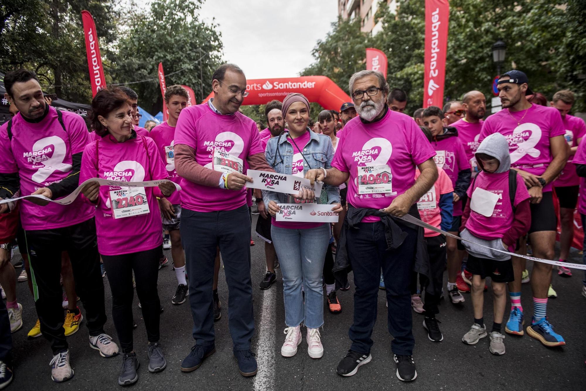 GALERÍA | Así fue la Marcha Rosa contra el cáncer en Cáceres