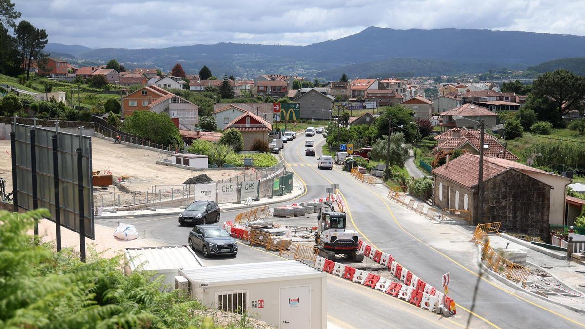 Nueva rotonda, aún provisional pero ya abierta, para el acceso al futuro Lidl de Poio.
