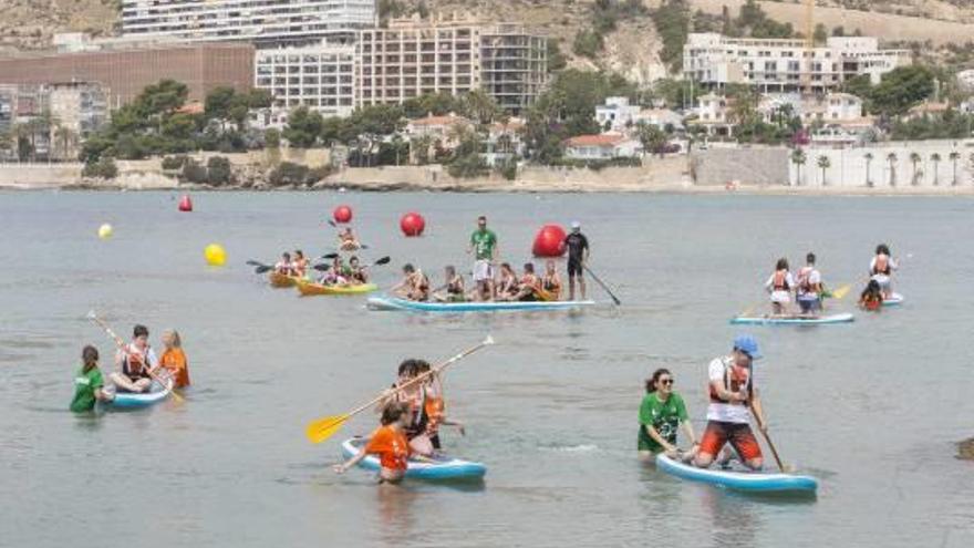 Participantes de «La Mar Solidaria» practicando kayak y pádel surf.