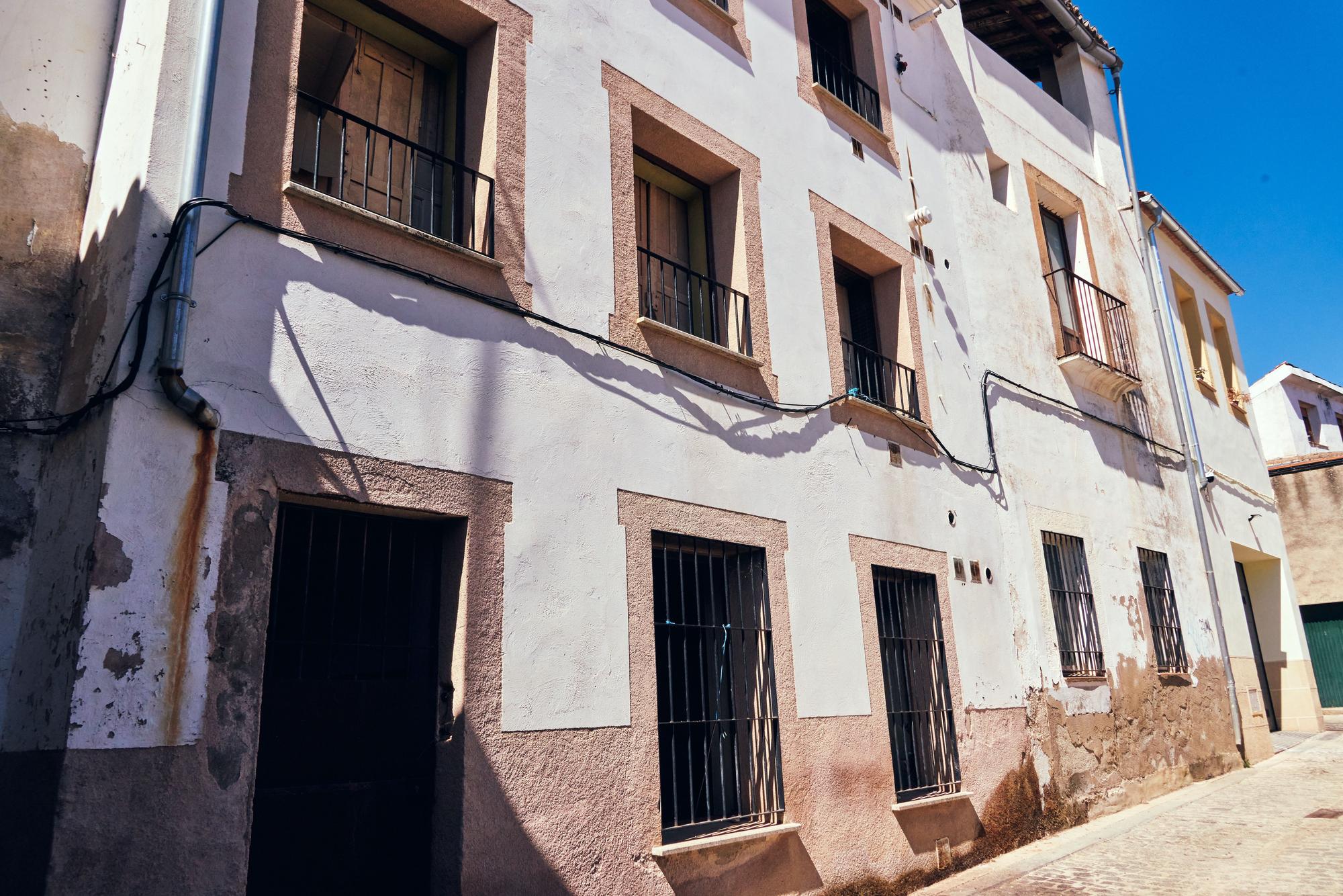 GALERÍA | La policía de Cáceres interviene en una reyerta en la casa okupa de la calle Margallo