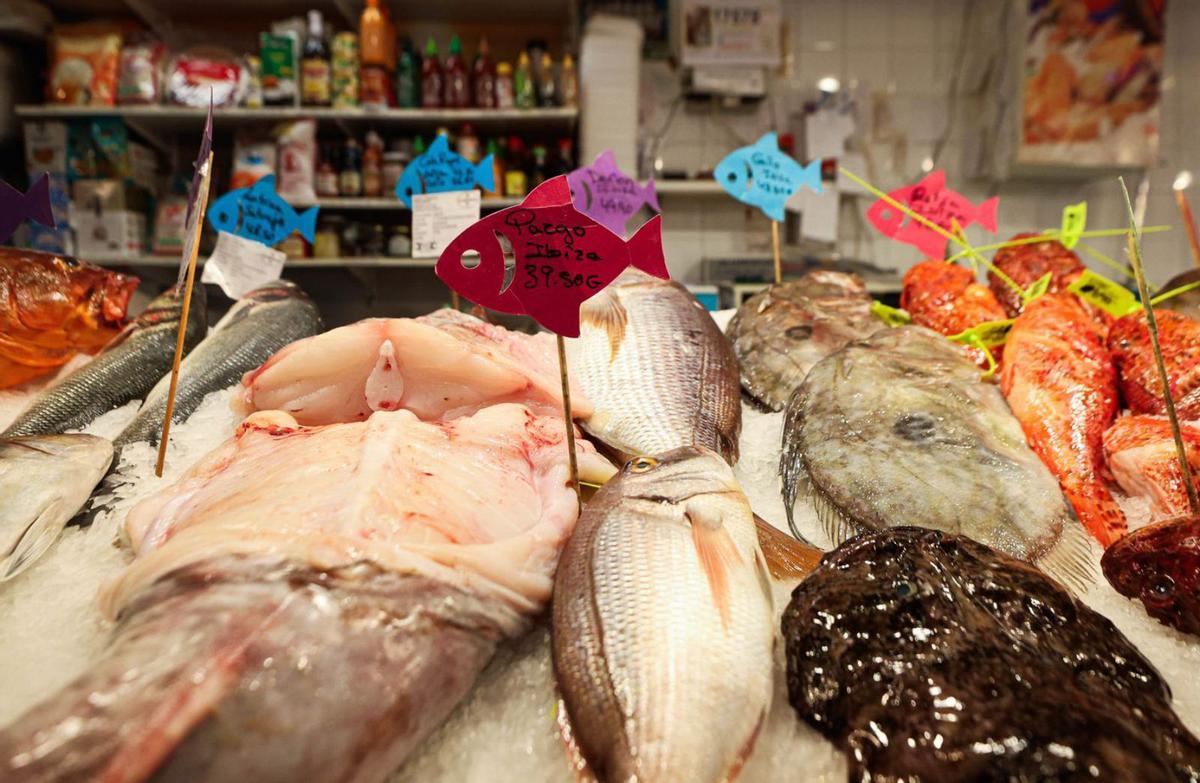 Varios clientes, ayer por la mañana en un pasillo de pescaderías del Mercat Nou. | TONI ESCOBAR