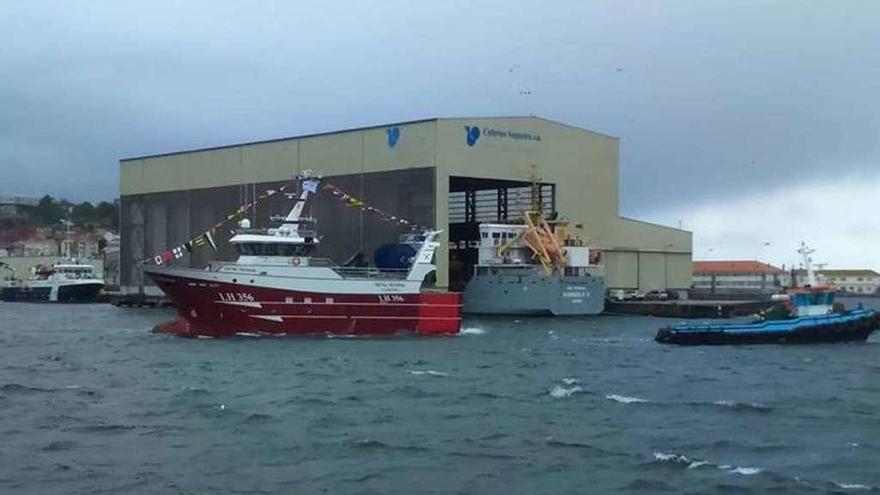 El arrastrero &quot;Henk Senior&quot; realizó ayer sus últimas pruebas de mar en el puerto de Marín. // S.A.