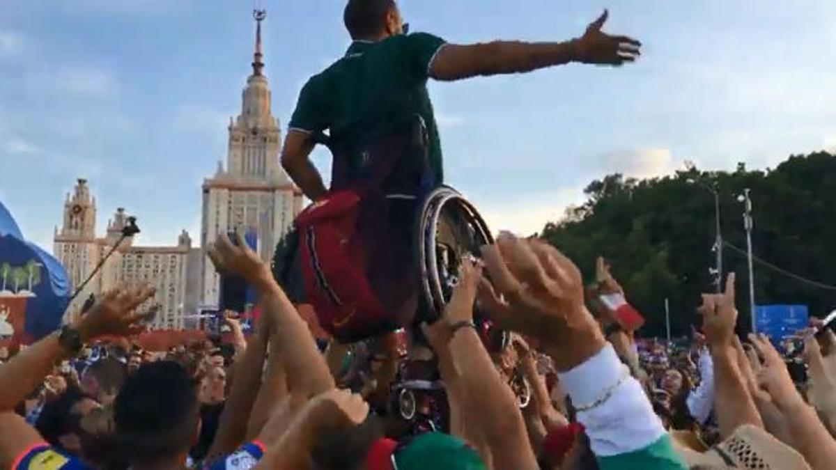 La increible celebración de un aficionado mexicano en silla de ruedas