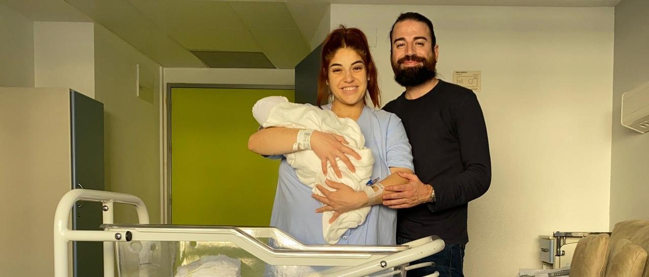 El primer bebé de 2023 con sus padres en el Hospital General Universitario de Elda.