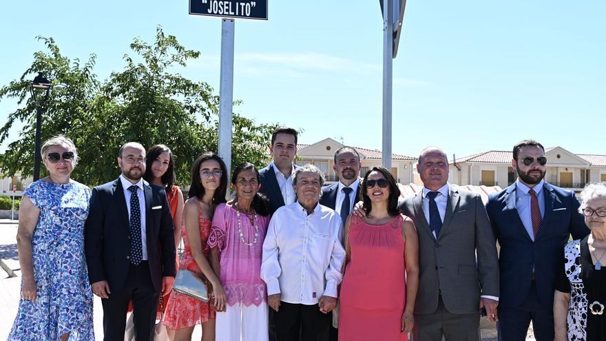 Utiel rinde homenaje a Berlanga y Joselito con dos calles