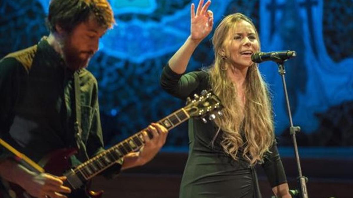 Rocío Márquez, con Raül Fernández, 'Refree', a la izquierda, durante el concierto del martes en el Palau.