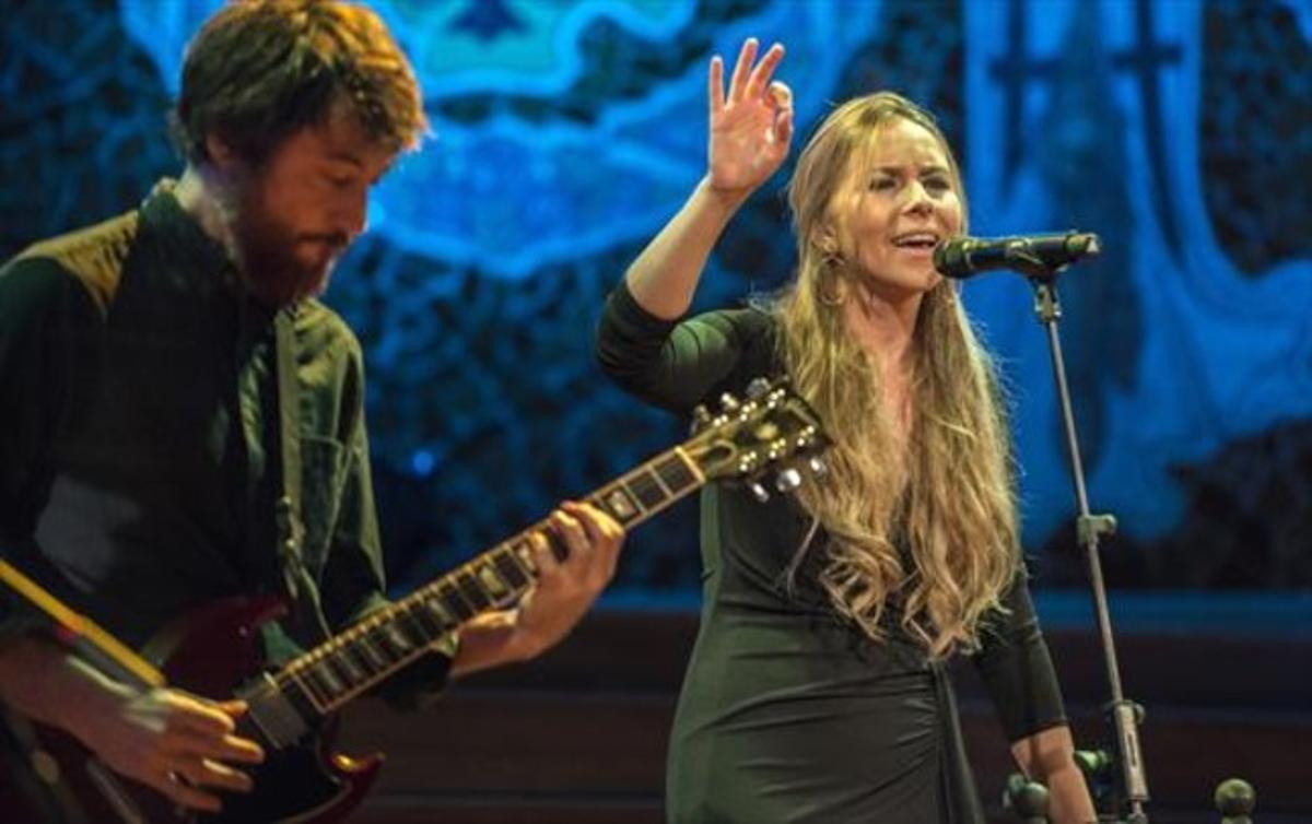 Rocío Márquez, con Raül Fernández, 'Refree', a la izquierda, durante el concierto del martes en el Palau.