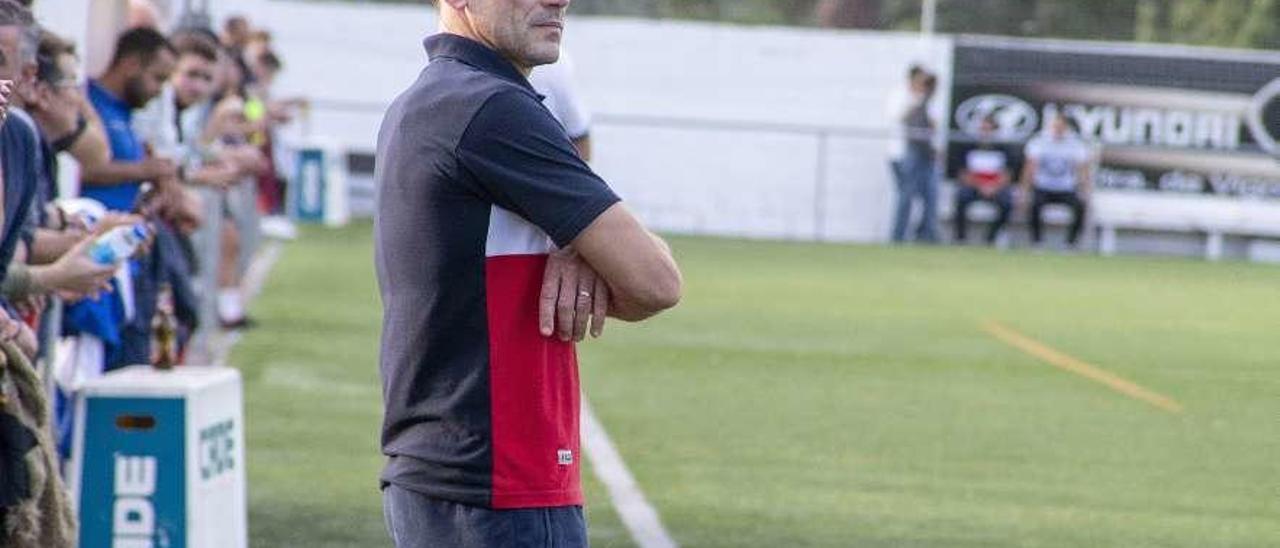 Óscar Sabucedo, durante el partido entre Velle y Portonovo. // Carlos Peteiro