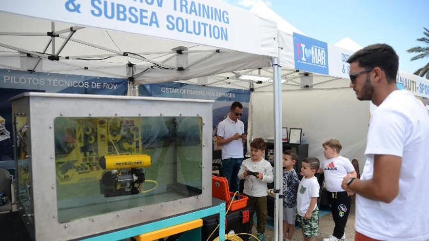 Un niño prueba un robot submarino de la empresa Qstar en Fimar, ayer.