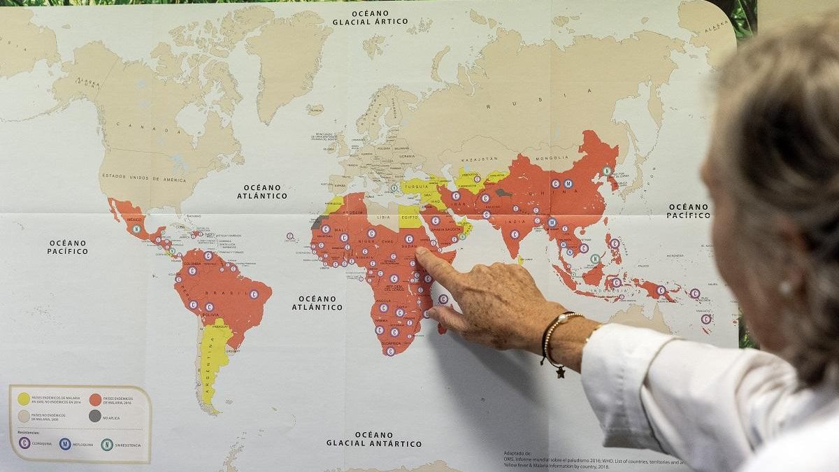 Una médica muestra las zonas donde la malaria es endémica.