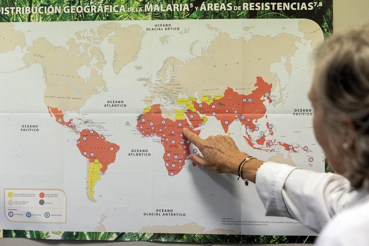 Una médica muestra las zonas donde la malaria es endémica.