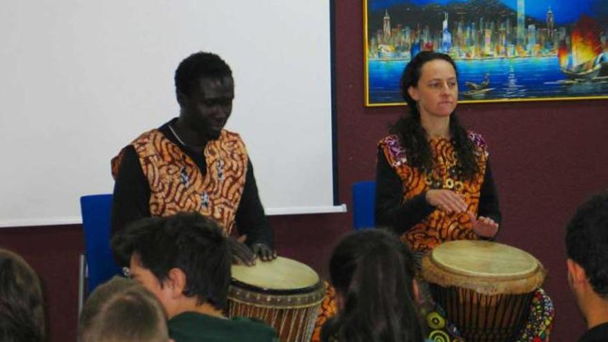 El grupo asturiano de percusión &quot;Kunta Kinte&quot;, durante su actuación.