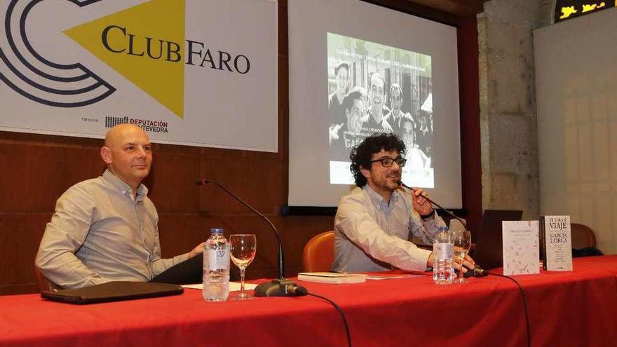 De esquerda á dereita, o fotohistoriador Carlos Castelao e o editor e divulgador cultural Henrique Alvarellos. // Alba Villar