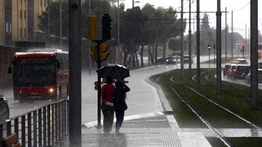 Un cambio brusco del tiempo trae a Aragón lluvias, tormentas y nevadas