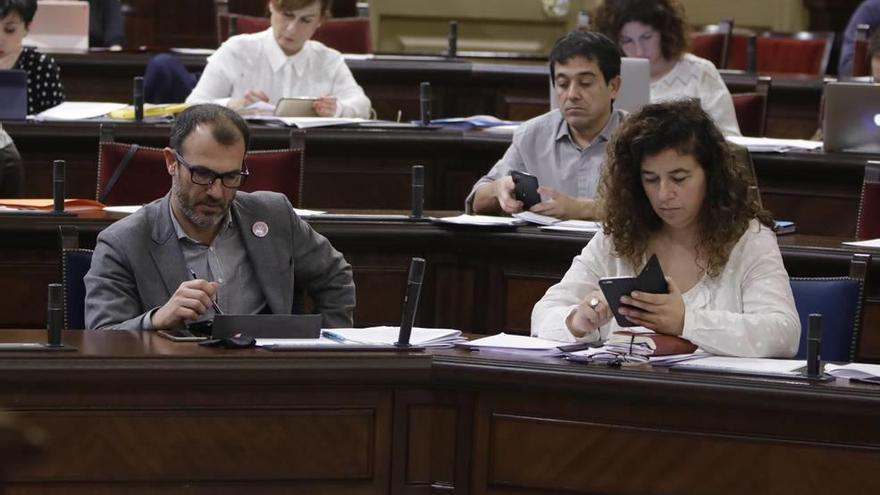 Biel Barceló y Pilar Costa en su escaño en un pleno del Parlament.