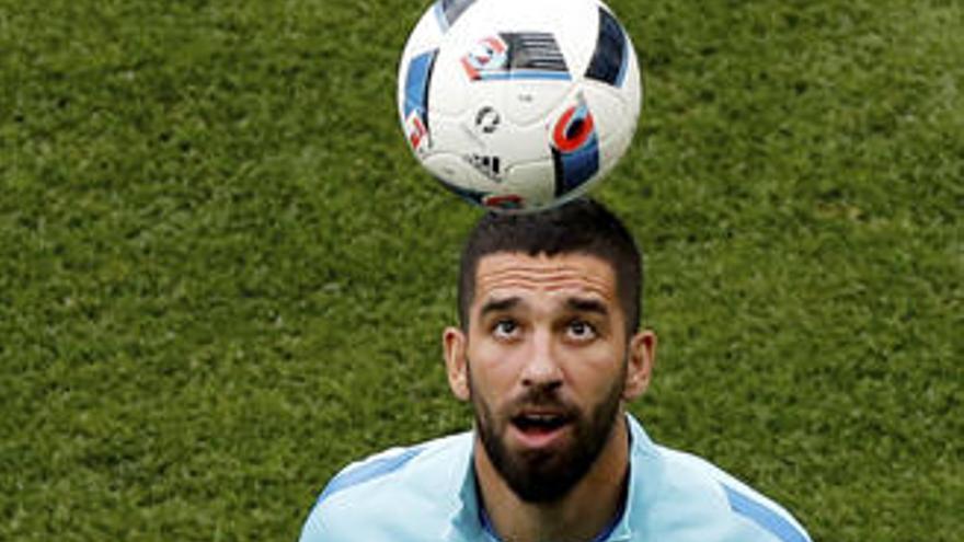 Arda Turan renuncia a la selección turca tras ser expulsado de la concentración