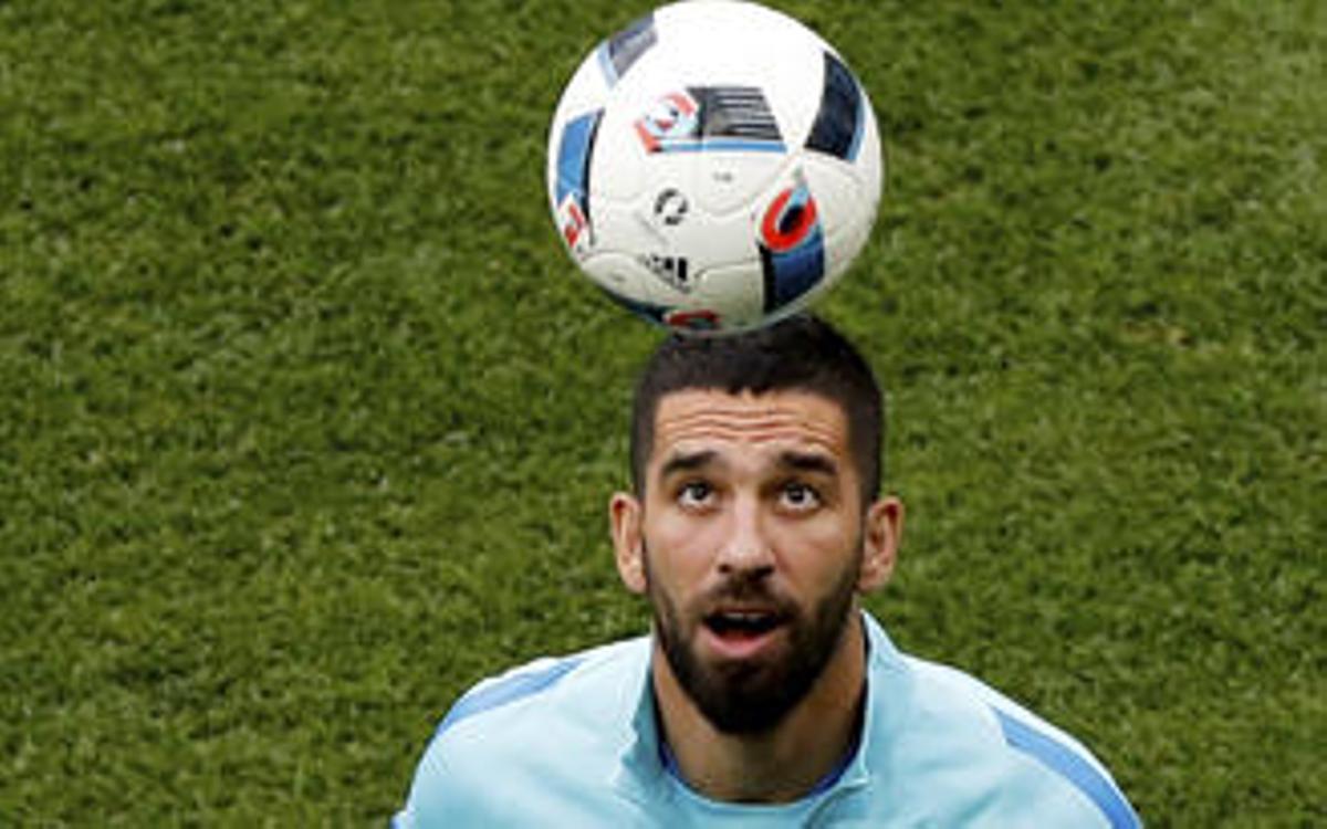Arda Turan no jugará más con Turquía