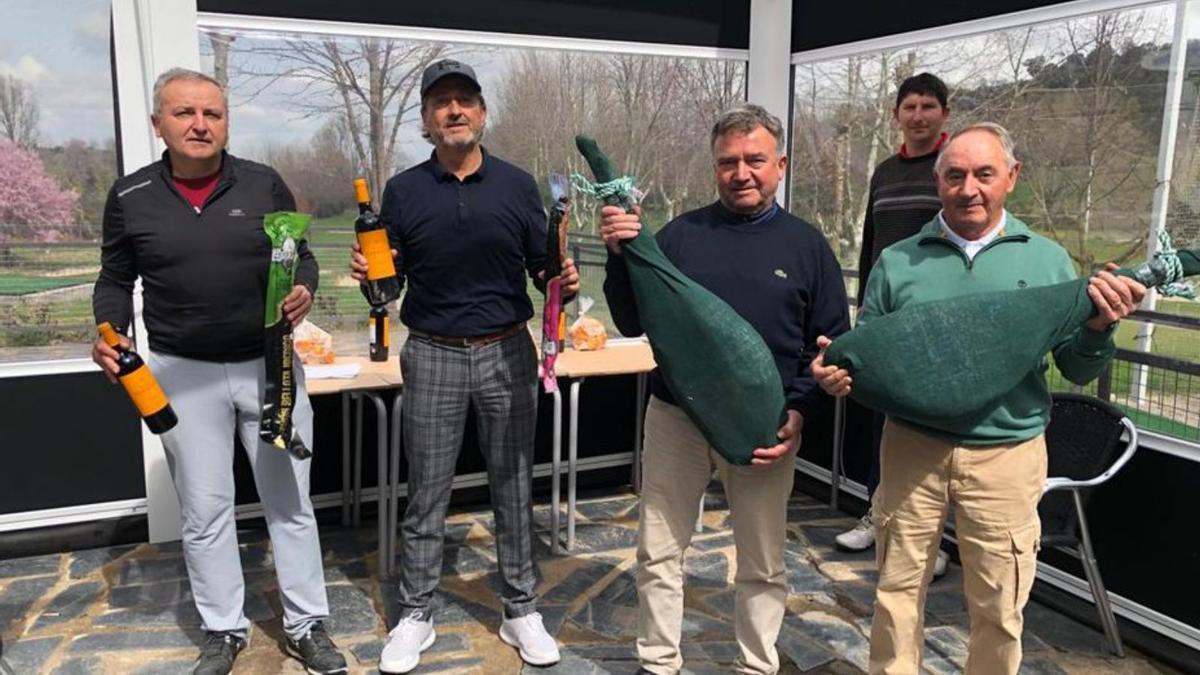 Ganadores y subcampeones del torneo posan con sus premios.