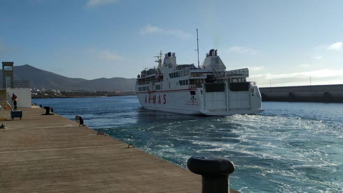 El ‘Volcán de Tindaya’, ayer, saliendo de su nueva base en Playa Blanca | | LP / DLP