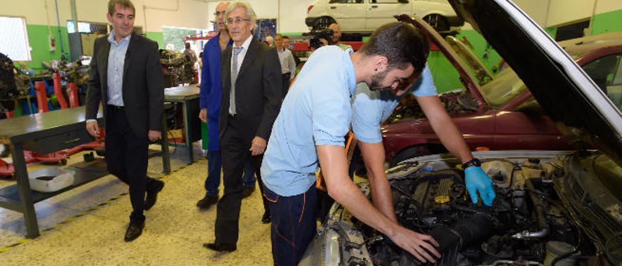 El presidente Francisco Clavijo, a la izquierda, en la apertura del curso en el instituto de FP en Cruz de Piedra.