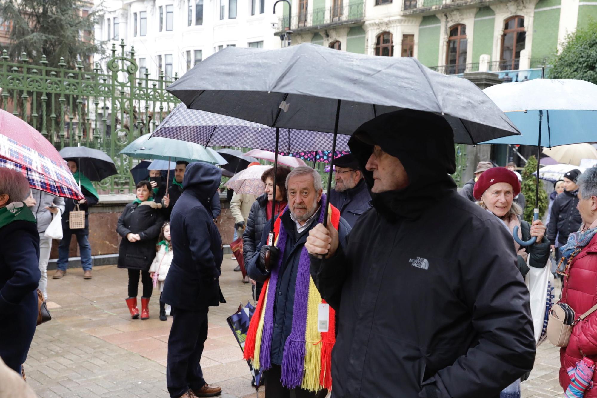 "La Vega no se vende, La Vega se defiende": así fue la concentración de Salvemos La Vega en Oviedo