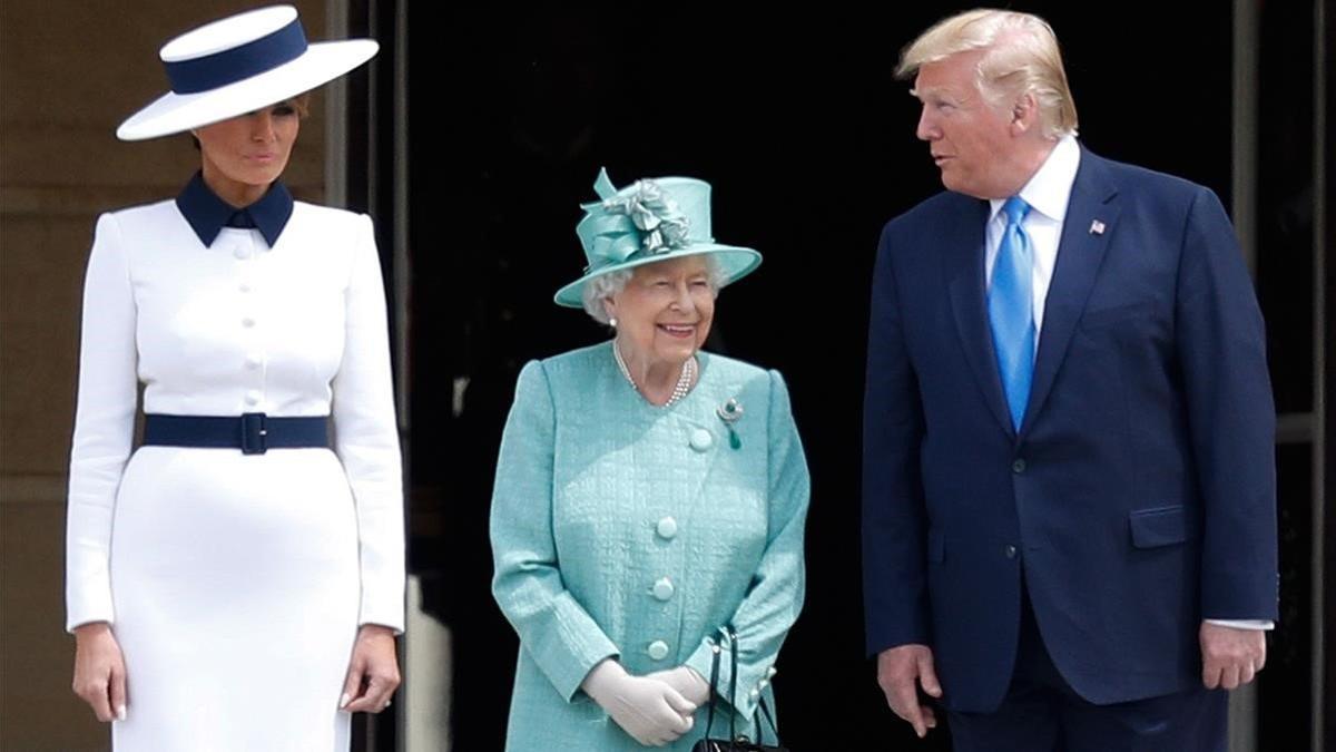 Melania y Donald Trump posan junto a la reina Isabel de Inglatera, durante la ceremonia de bienvenida en el palacio de Buckingham, este lunes.